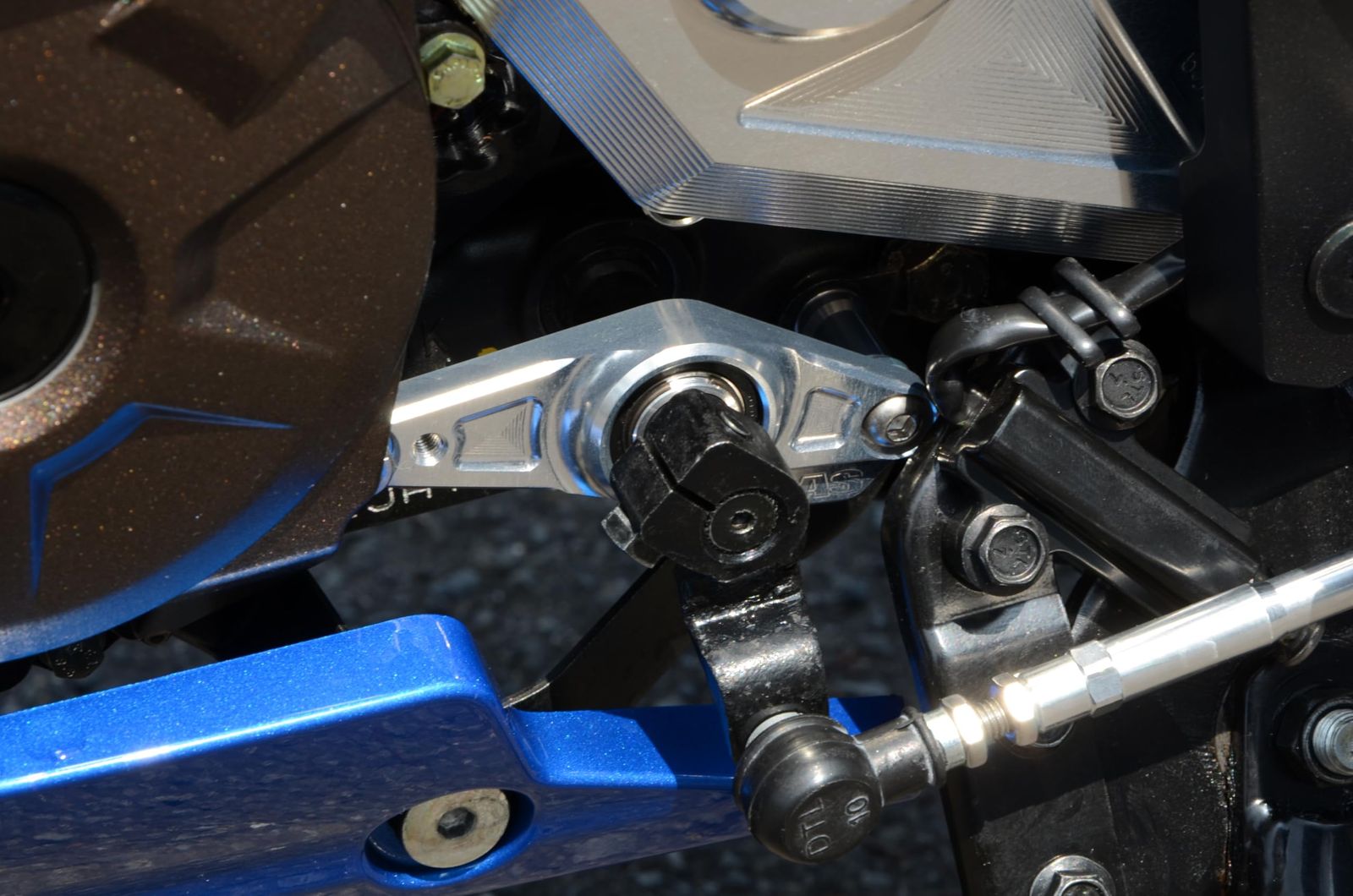 AGRAS シフトシャフトホルダー GIXXER SF250/250 Vストローム250SX 312-310-001