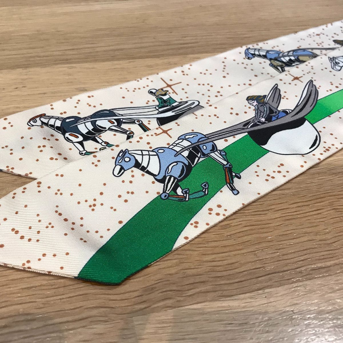 新品未使用 エルメス ツイリー スペースダービー クレーム ブルー マルチカラー 新品未使用 エルメス ツイリー スペースダービー クレーム ブルー