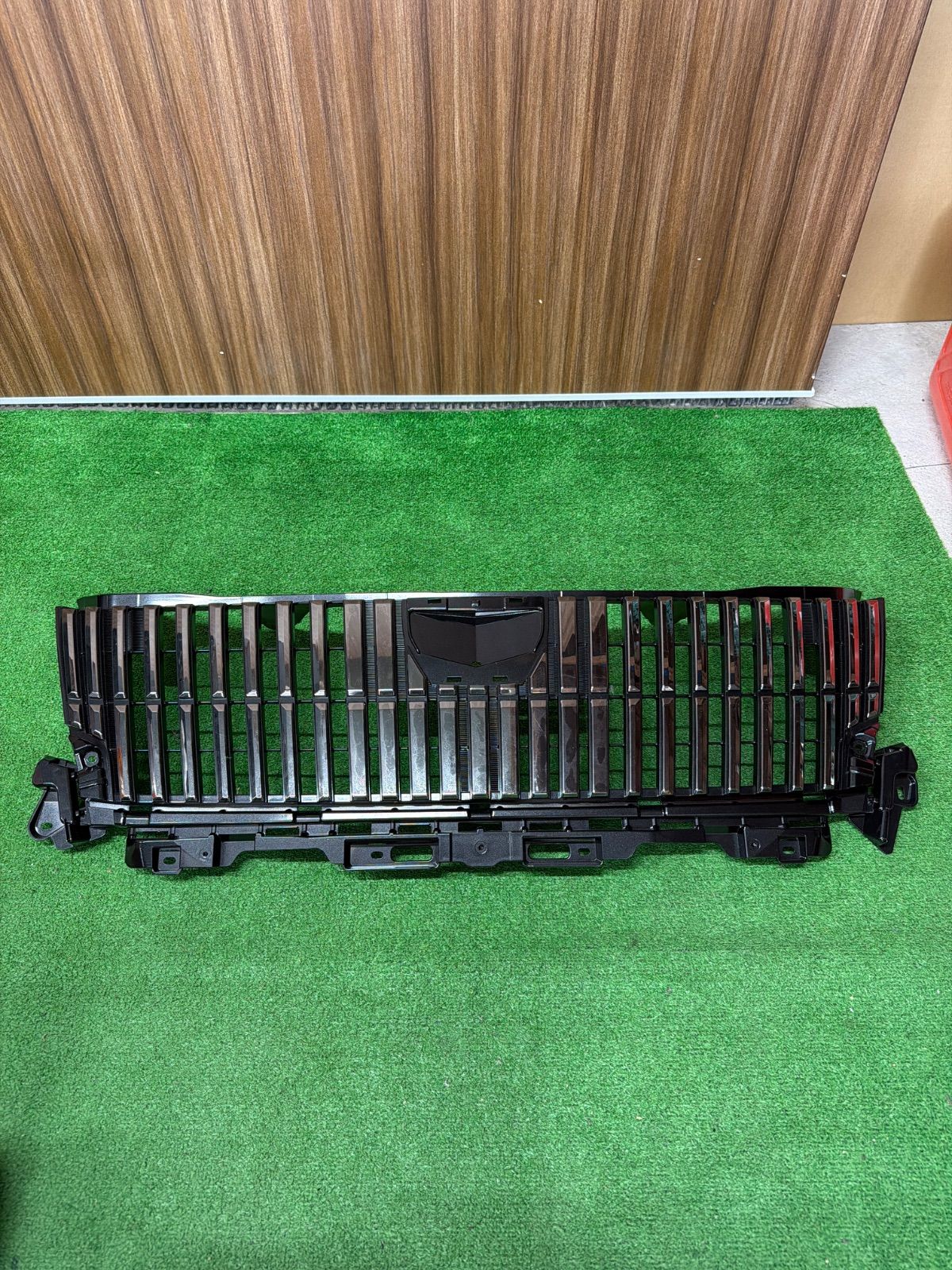 トヨタ エスクァイア ZRR80G 純正 フロントグリル 53111-28690 (1137 