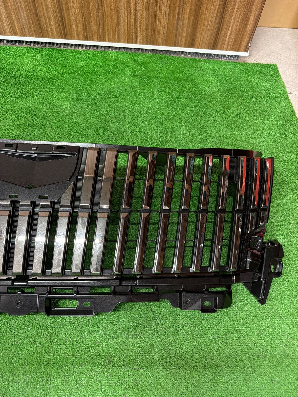 トヨタ エスクァイア ZRR80G 純正 フロントグリル 53111-28690 (1137 