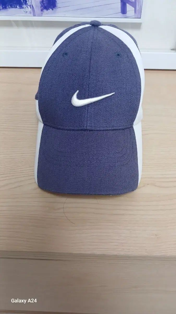 前面に白のスウッシュ刺繍が施されたNIKE（ナイキ）のネイビー/白 帽子 6,422円