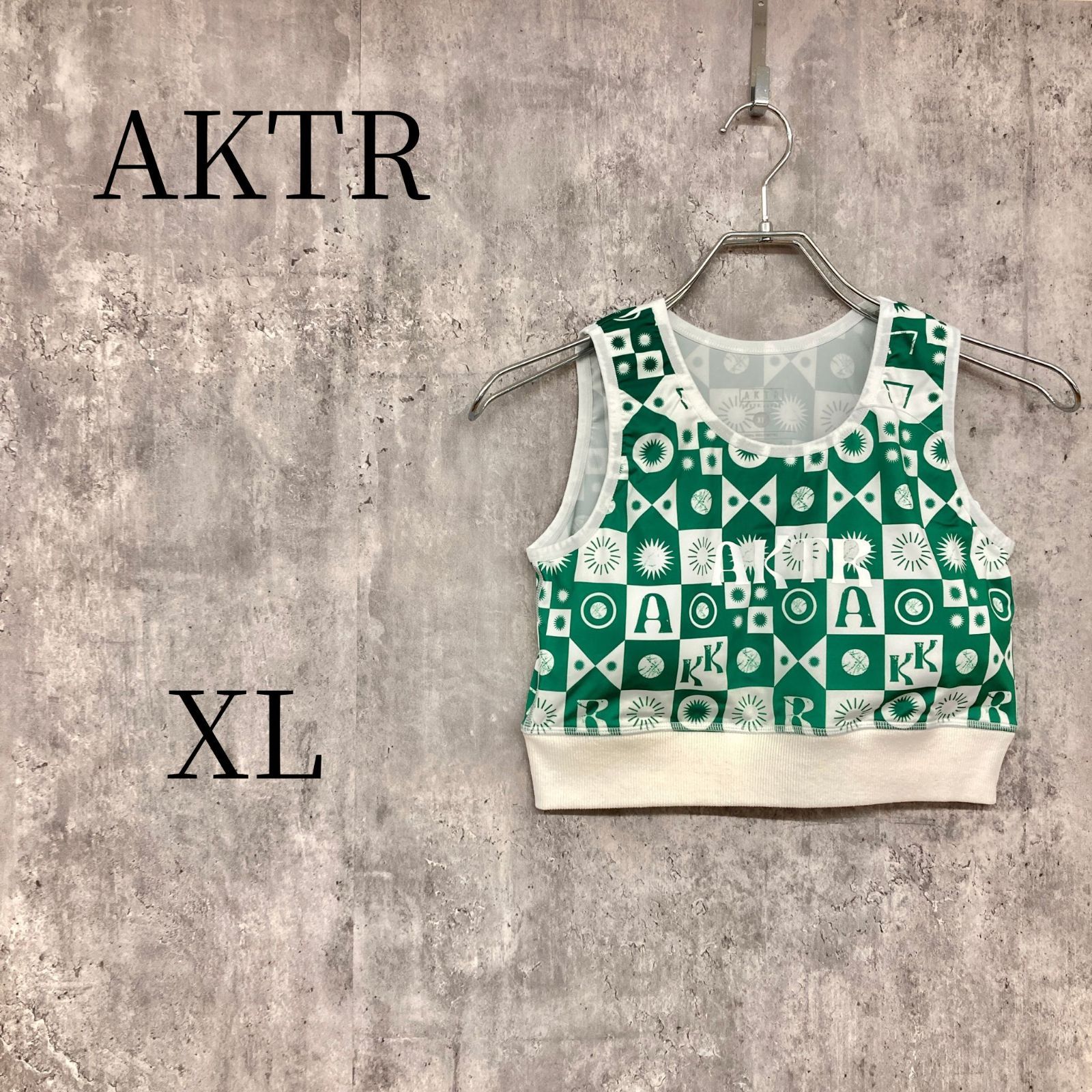 AKTR アクター 新品タグ付き タンクトップ XL 緑 グリーン 総柄 クロップド スポーツウェア トレーニング バスケ ウェア レディース トップス ショート丈 ポリエステル 速乾 運動 ヨガ ジム ストリート スポーツ女子 夏 ロゴ入り