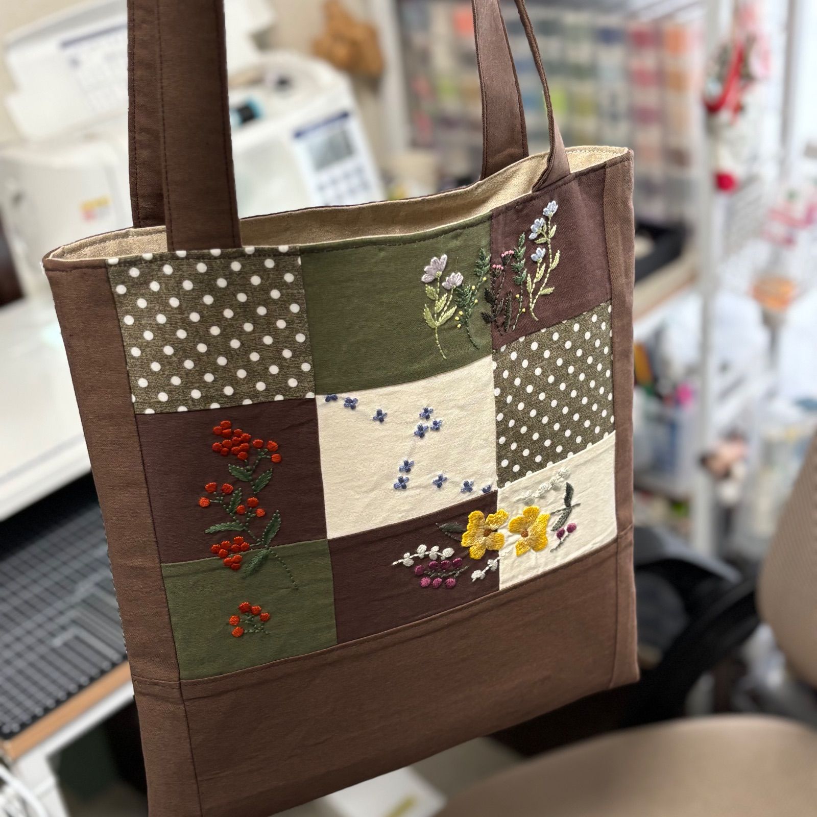 小さな野花の庭を歩くように。手刺繍のパッチワーク風トートバッグ(ブラウン&グリーン)