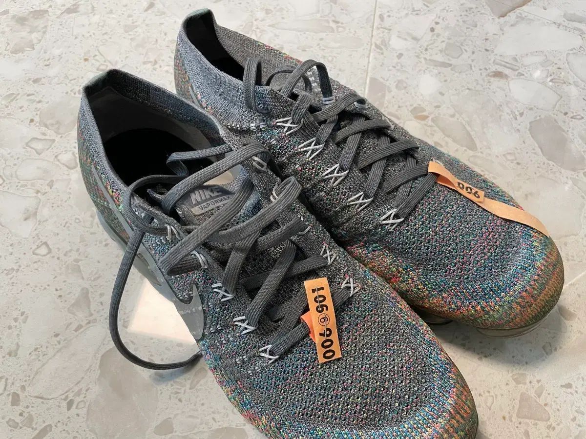 270 NIKE ランニングシューズ