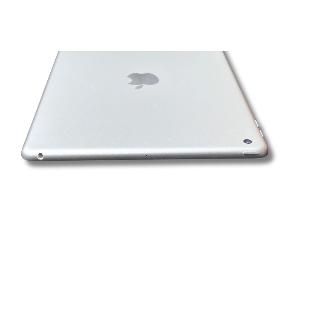 iPad 第6世代 32GB Wi-Fi シルバー バッテリー100% - メルカリ