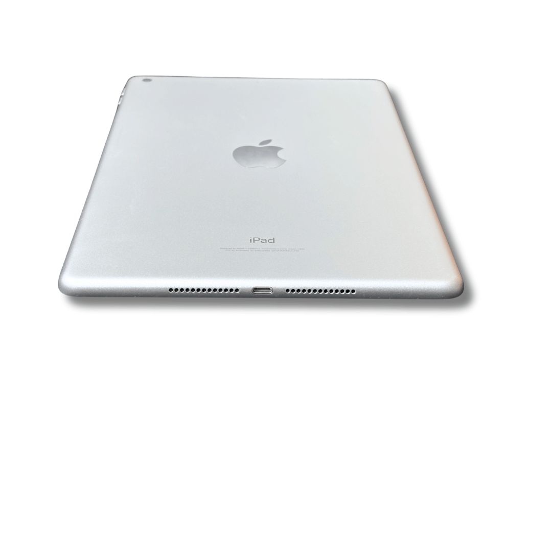 iPad 第6世代 32GB Wi-Fi シルバー バッテリー100% - メルカリ