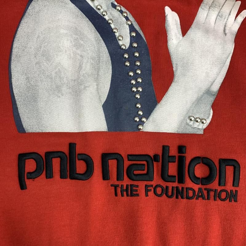 中古】PNB NATION スタッズ付フォトプリントスウェット レッド サイズ 