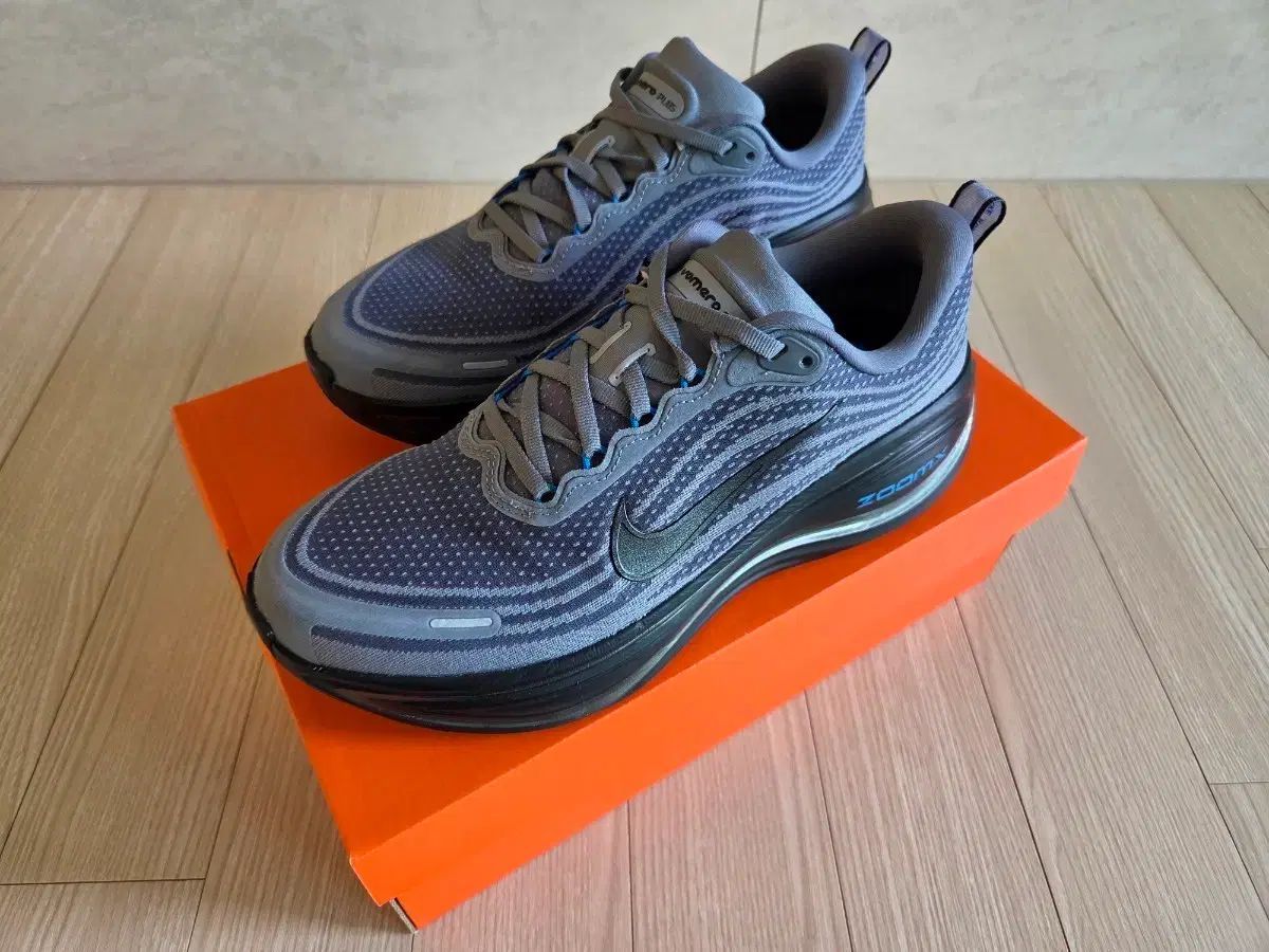 ナイキ ボメロ PLUS 275