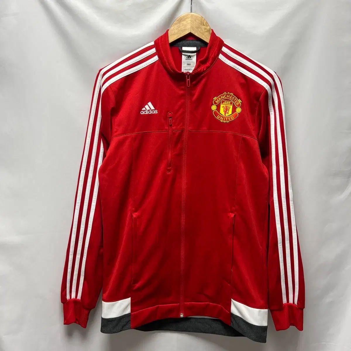 正規品/95 adidas MANCHESTER UNITED FC(マンチェスター・ユナイテッドFC) 15-16 レッド トレーナー 3本線 トラックジャージ/ジャージ