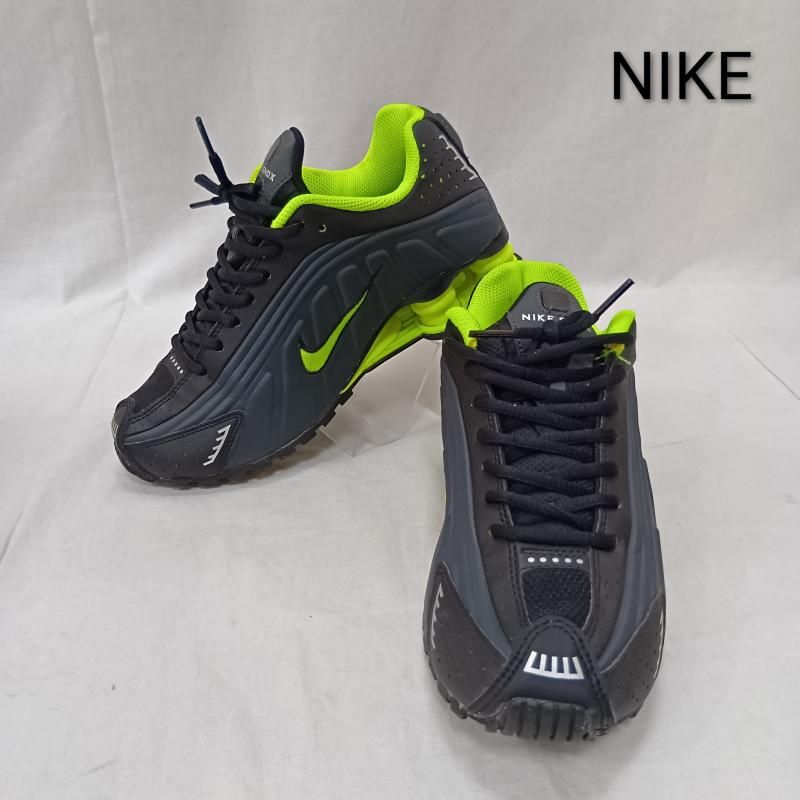 ナイキ CW2626-002 Nike GS Shox R4 Black Volt US5Y/23.5cm レディース 23.5cm ISItems【USED】【古着】【中古】50159381