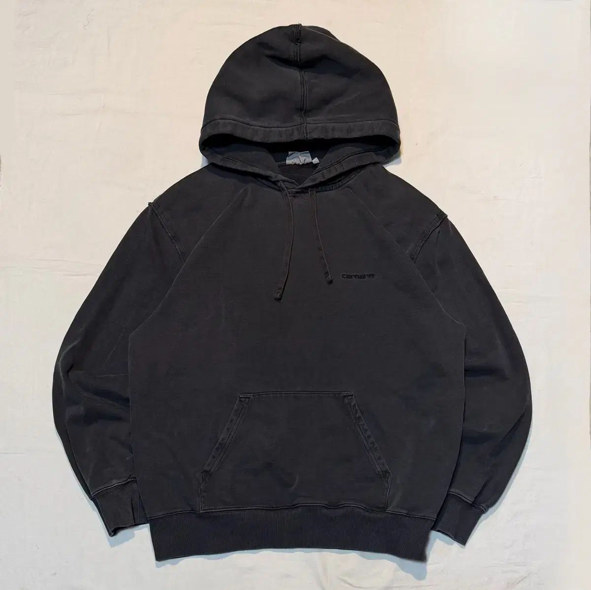 Carhartt WIP スモールロゴ ウォッシュド ピグメント フーディー Tシャツ ブラック