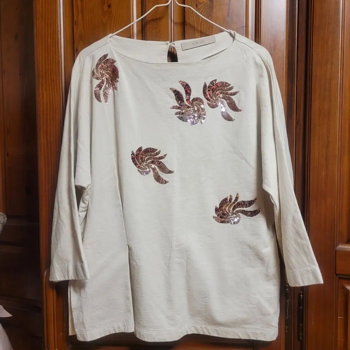 魅力的なスパンコール装飾が際立つLEBEIGE Tシャツ