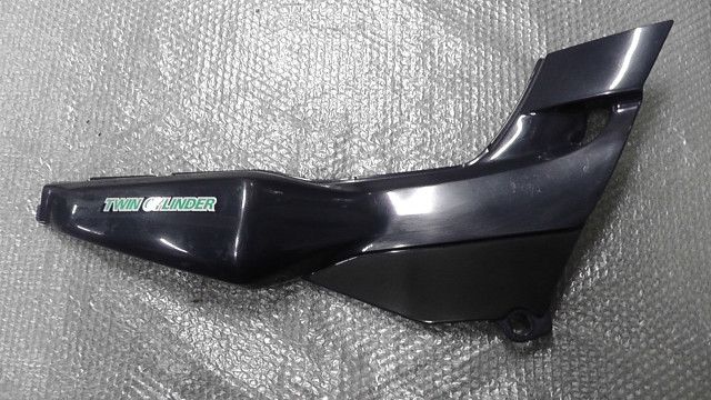 KLE250 アネーロ　LE250A-004xxx　の サイドカバー　左　傷　:#1778805335 5,775円
