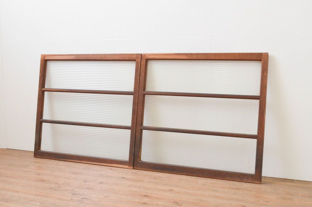 ▼現状販売▼ ガラス窓2枚セット ヴィンテージ建具 昭和中期 モールガラス入り シンプル 4～7営業日前後で発送(※修理加工希望の方3ヶ月程で発送) R-066789