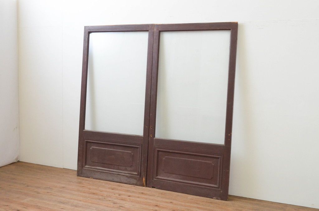 ▼現状販売▼ 大判ガラス戸2枚セット アンティーク建具 昭和初期 上手物 大正ロマン 腰板欅 ケヤキ材 4～7営業日前後で発送(※修理加工希望の方3ヶ月程で発送) R-066847
