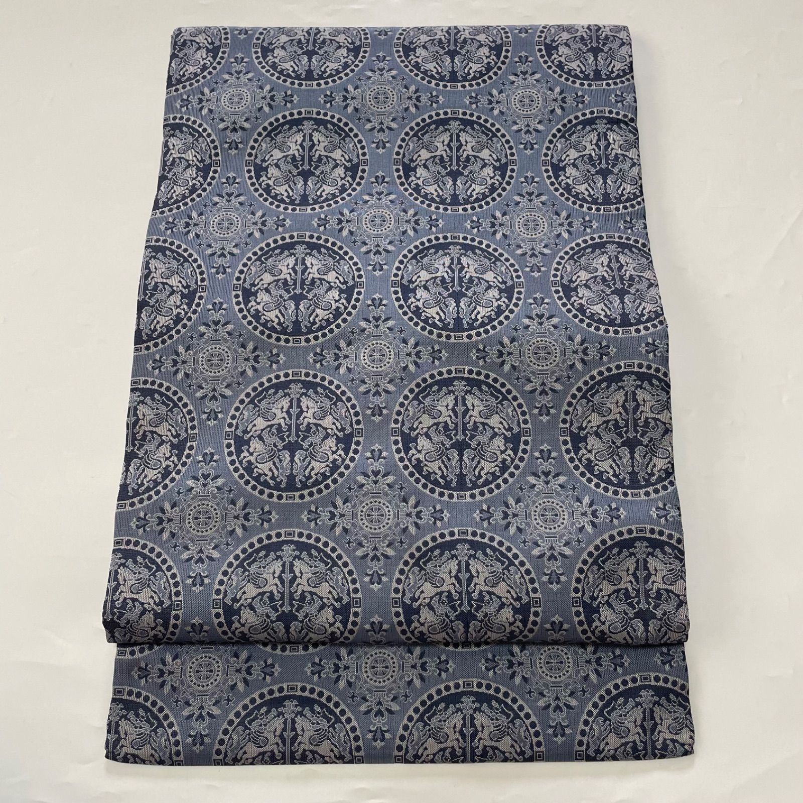 J797 美品 名古屋帯 九寸 綴織 狩猟文 正絹 薄花色 和装 和服 - メルカリ