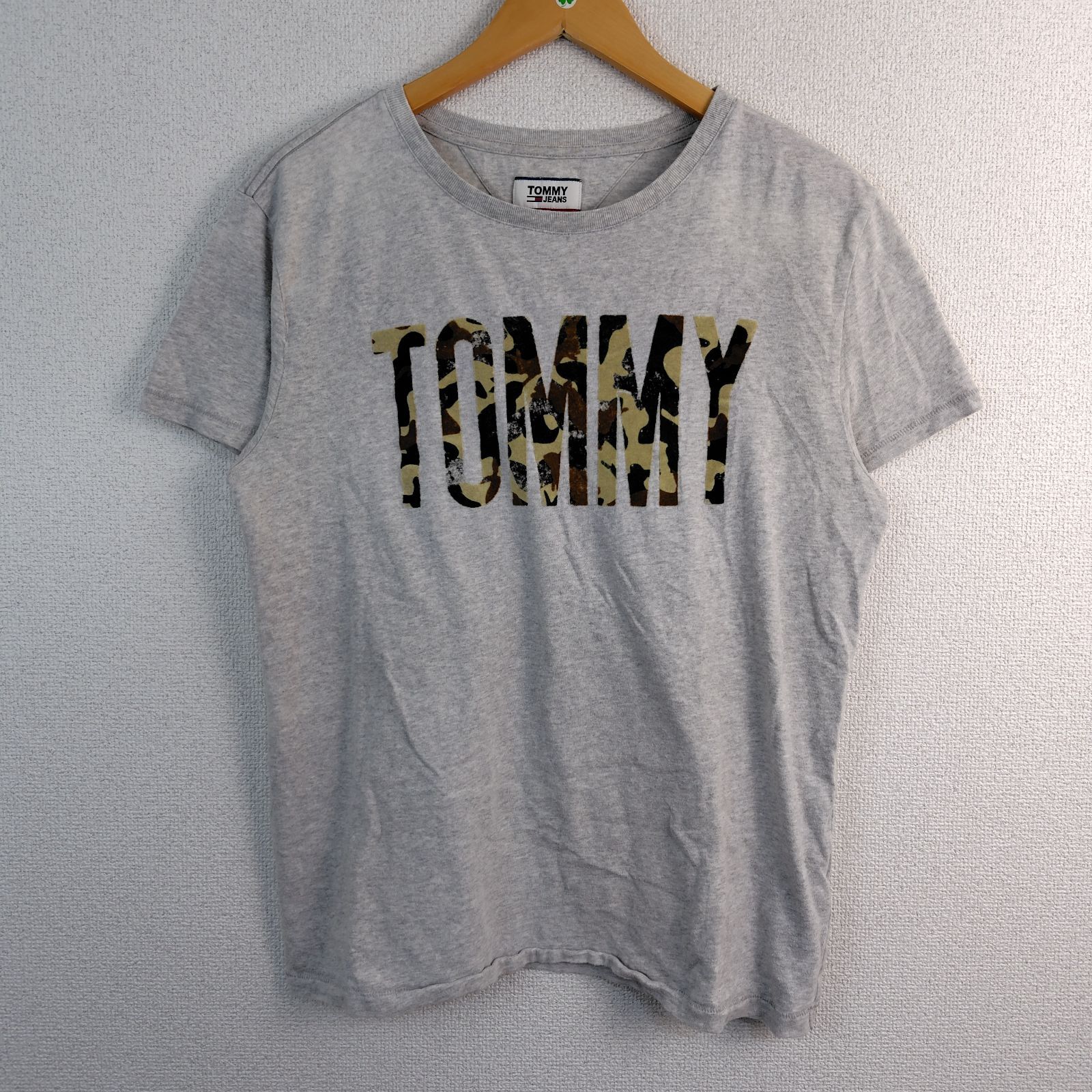 TOMMY JEANS トミージーンズ 迷彩 カモフラ ロゴプリント 半袖 Tシャツ グレー M メンズ 古着 アメカジ ストリート 4,150円