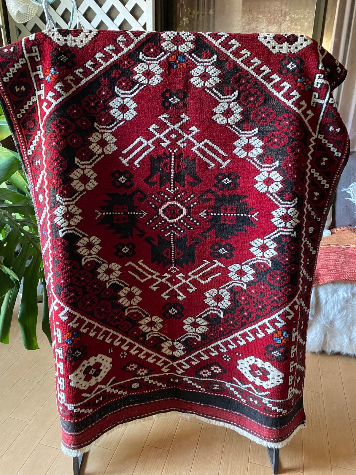 とっておき数年ぶりに入荷！アンティーククズベルガマ絨毯！87×123 コレクション 見事な茜色 100年以上ほど前に 織られた絨毯！アンティークトルコ絨毯をお分かりの方はいかに貴重かわかっていただける絨毯