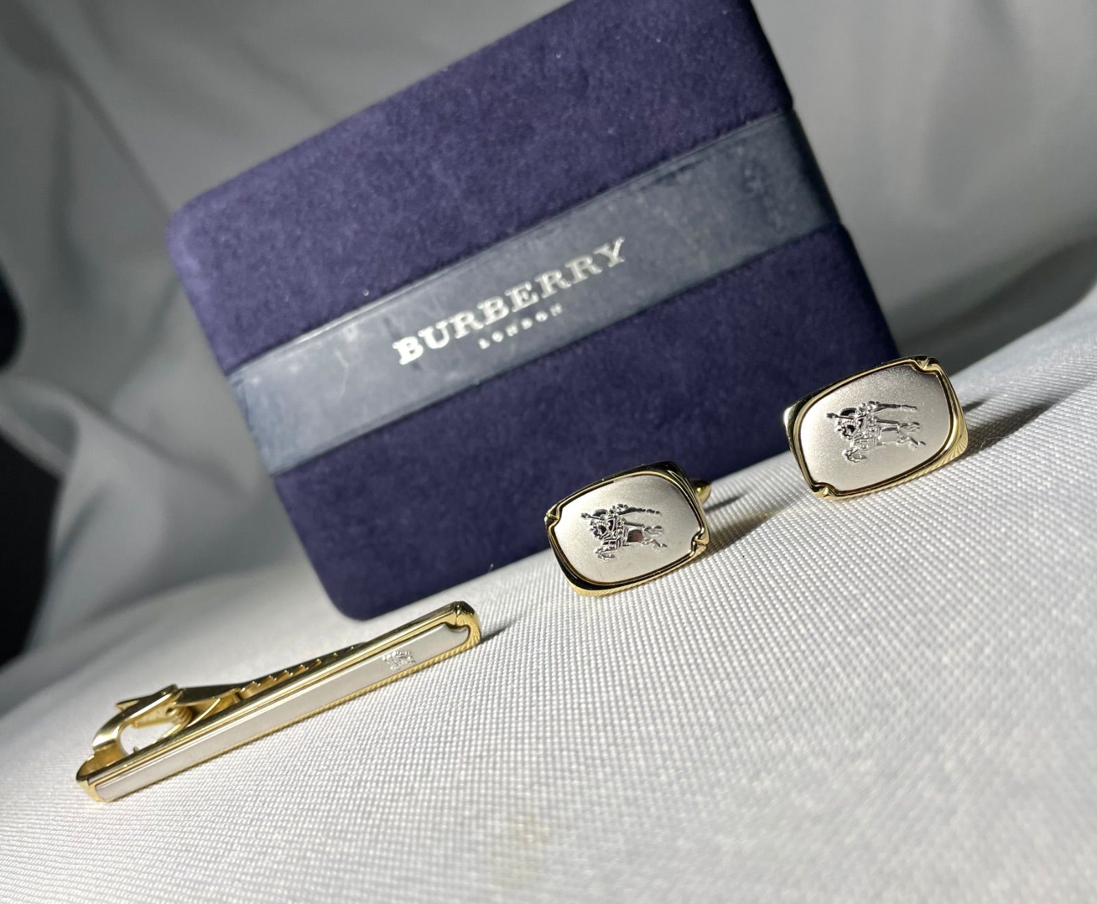 美品 Burberry バーバリー エクエストリアンナイトロゴ 騎士デザイン ゴールド&シルバーカフス ネクタイピン セット タイピン ケース有