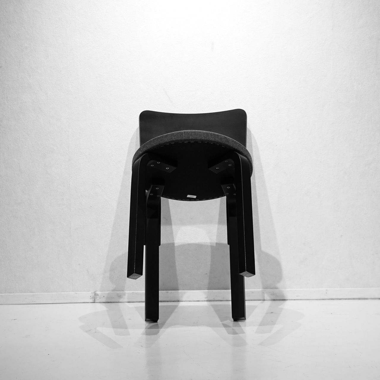【美品】モダン アームチェア ブラック｜ダイニングチェア 4.7万円 値下げセールMAARKET取扱 Artek アルテック CHAIR 66 チェア66