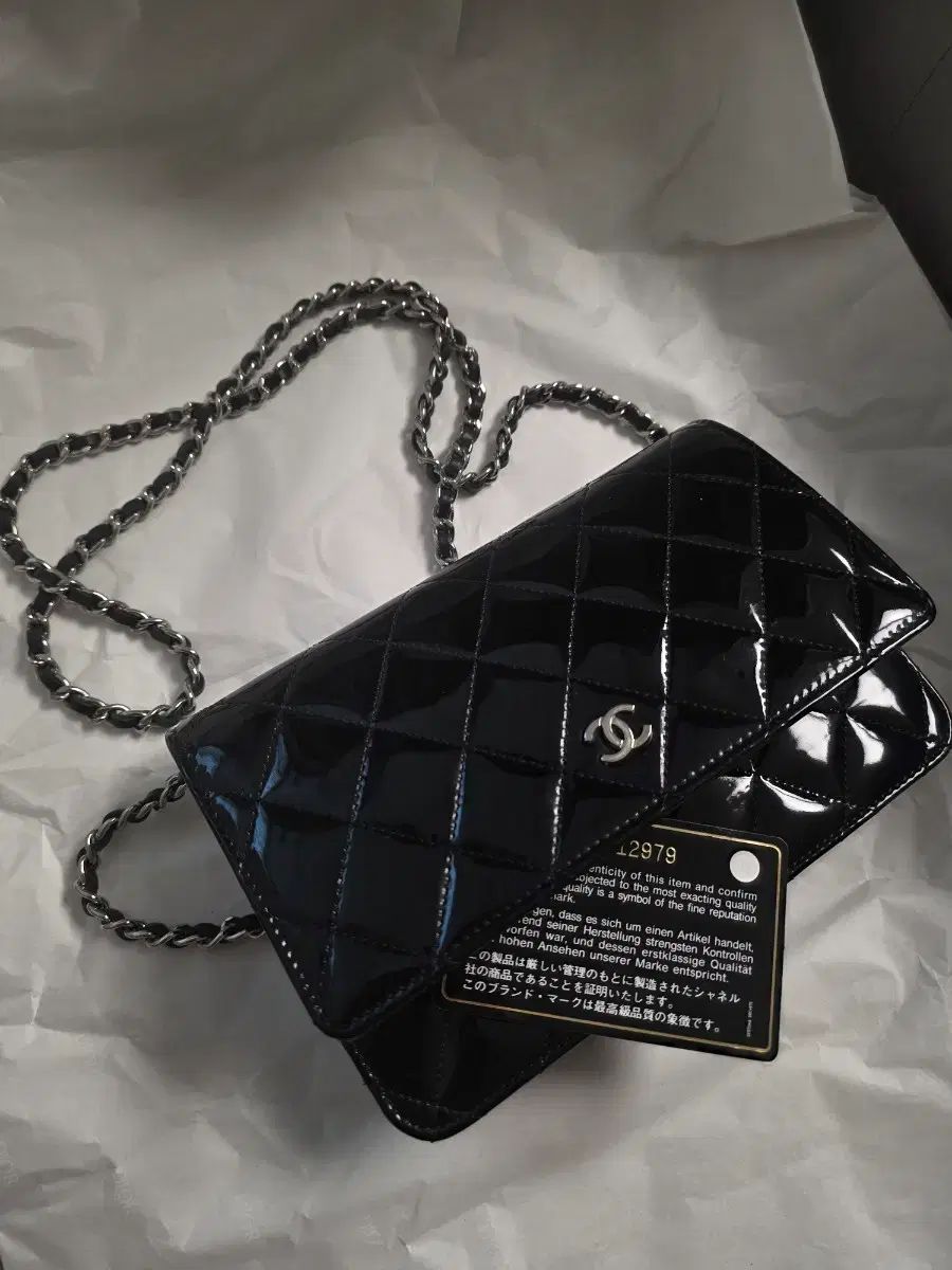 CHANEL ブラック エナメル チェーン ウォレット