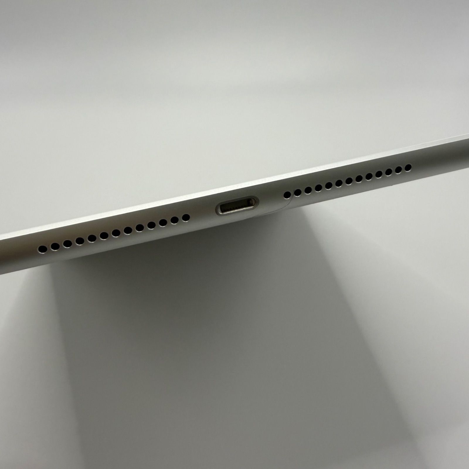 iPad 第6世代 32GB シルバー Wi-Fi+cellular - メルカリ