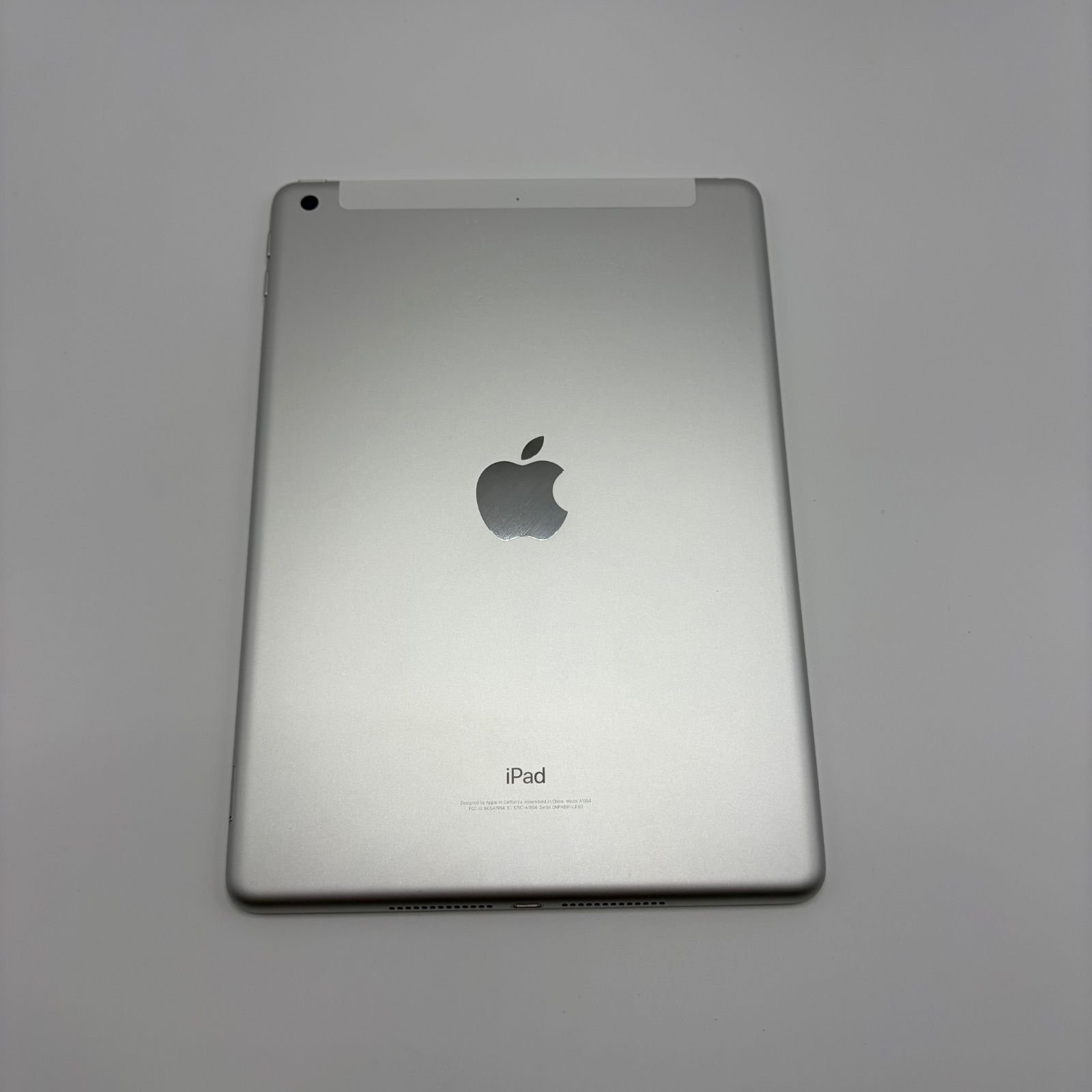 【本体+付属品】iPad 第6世代 32GB Wi-Fiモデル シルバー iPad 第6世代 32GB シルバー Wi-Fi+cellular - メルカリ