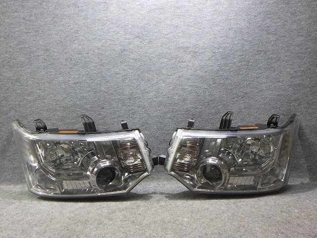 デリカD5 ヘッドライト左右 HID CV 前期 100-87918 8301C536 ジャンク 