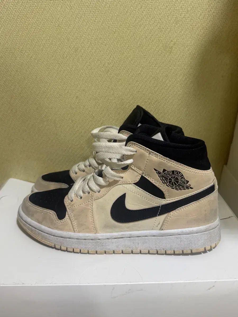 ナイキ エア ジョーダン 1 ミッド ベアリーオレンジ