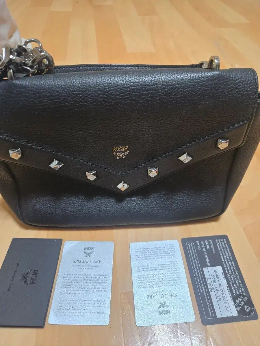 MCM ブラック バッグ + チェーン ストラップ