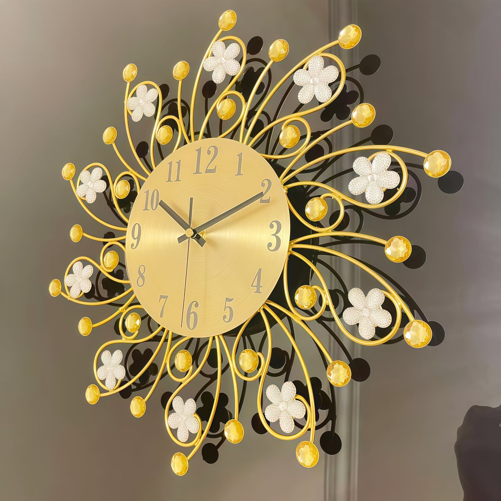 花モチーフの金属製壁掛け時計 掛け時計 壁掛け時計 メタル ゴールド フラワーデザイン 花モチーフ 壁