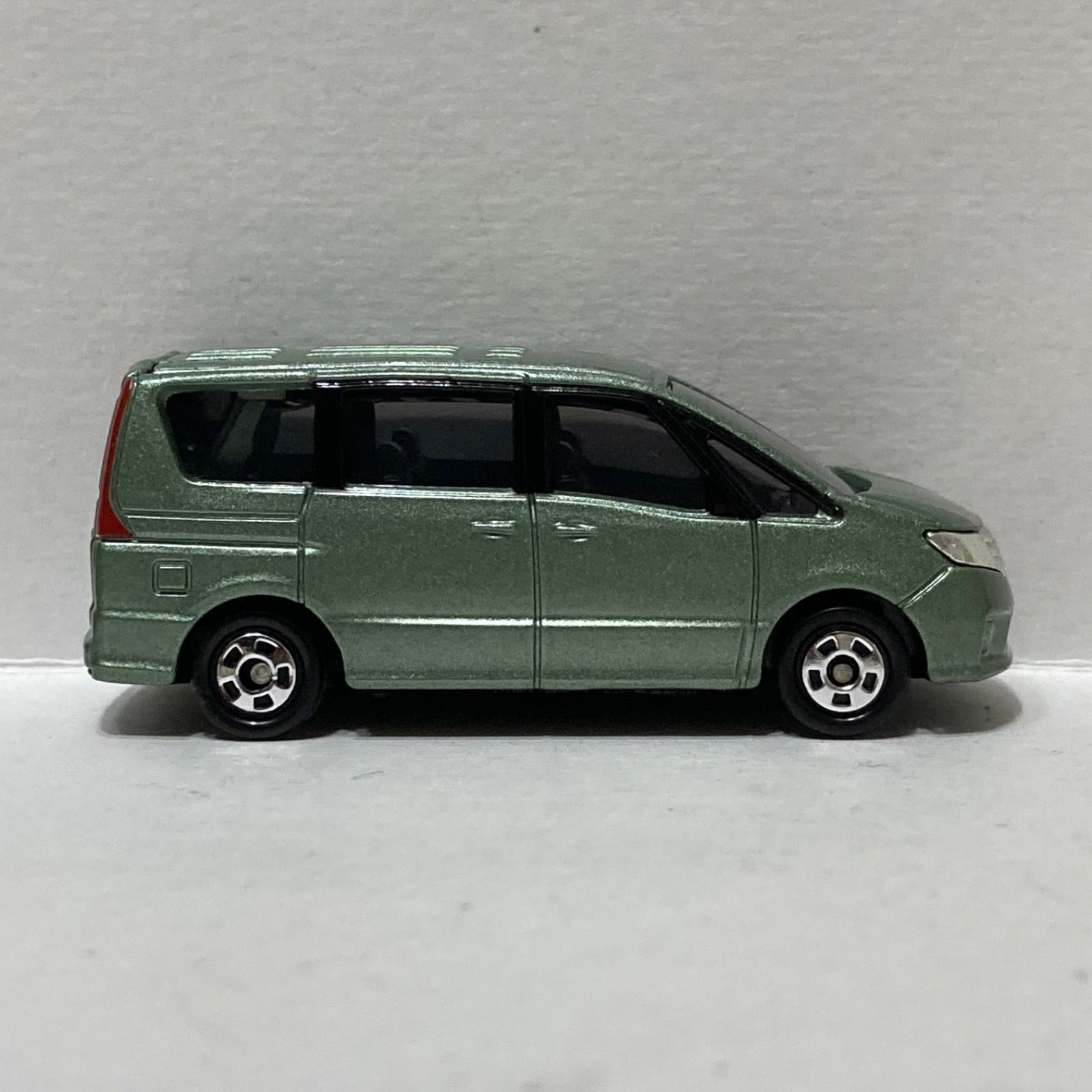 トミカ】日産 セレナ (4代目・C26型／グリーン(黄緑)) ／ 未使用（検品