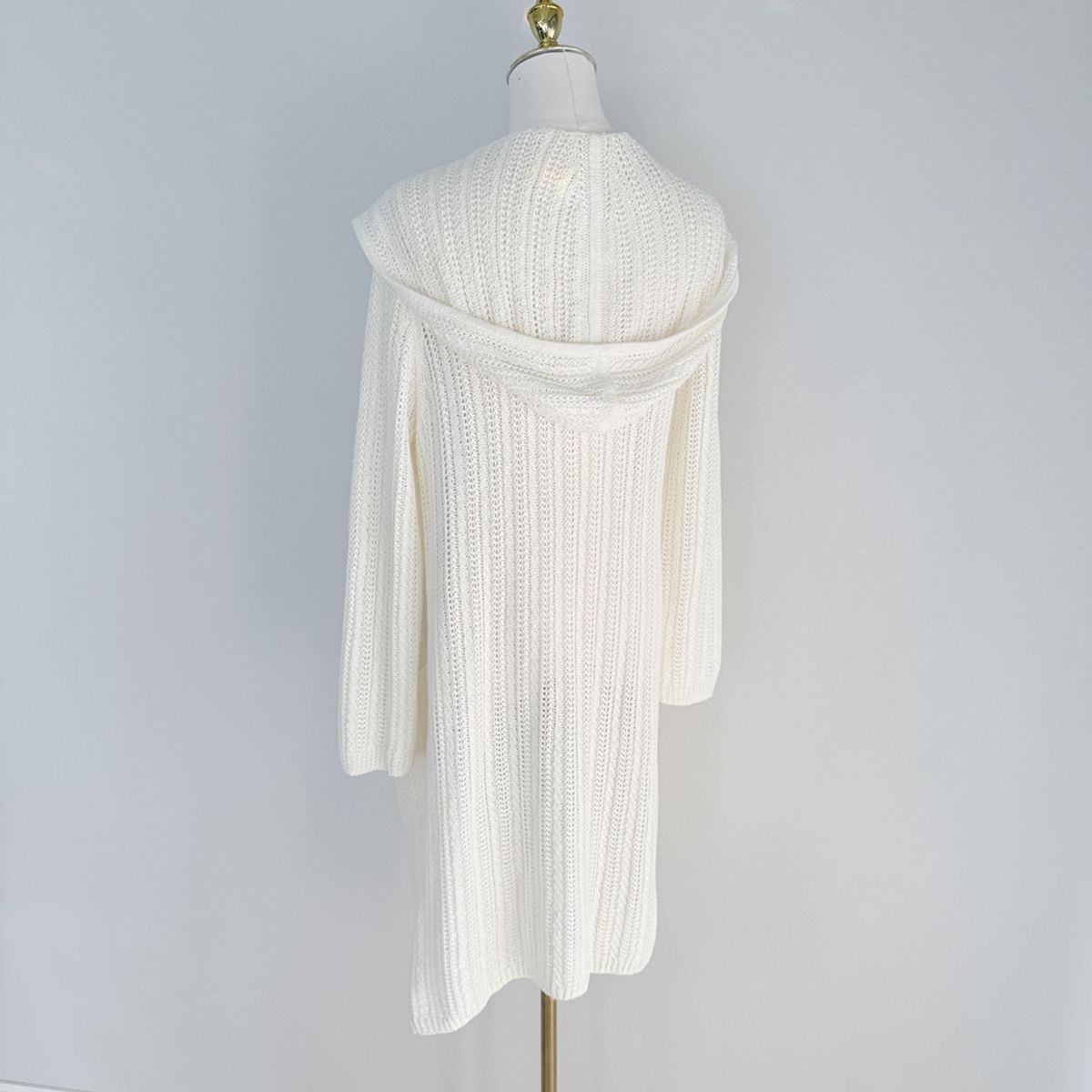 【新品同様の美しさ / 上質リネン（麻）100％をまとって 高級の肌触りを】FOXEY BOUTIQUE 42611 / フォクシーブティック F フリーサイズ アイボリー ケーブル×リブ編み ロングカーディガン 通勤 旅行 リゾート