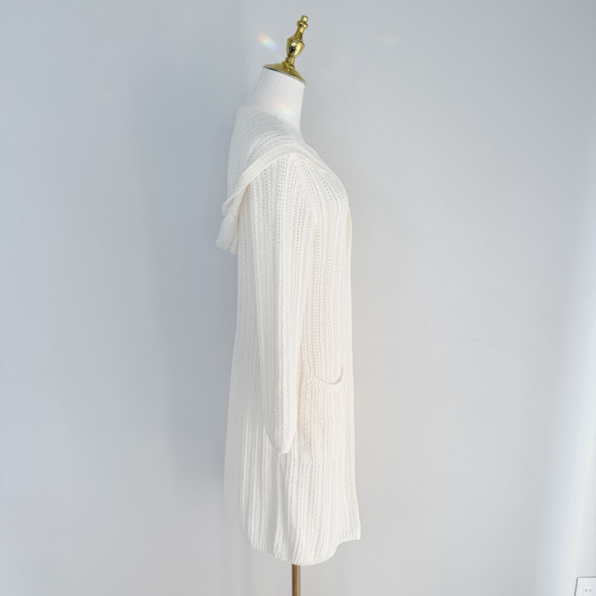 【新品同様の美しさ / 上質リネン（麻）100％をまとって 高級の肌触りを】FOXEY BOUTIQUE 42611 / フォクシーブティック F フリーサイズ アイボリー ケーブル×リブ編み ロングカーディガン 通勤 旅行 リゾート