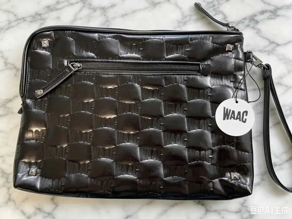 WAAC 왁 エナメル クラッチバッグ(新品)