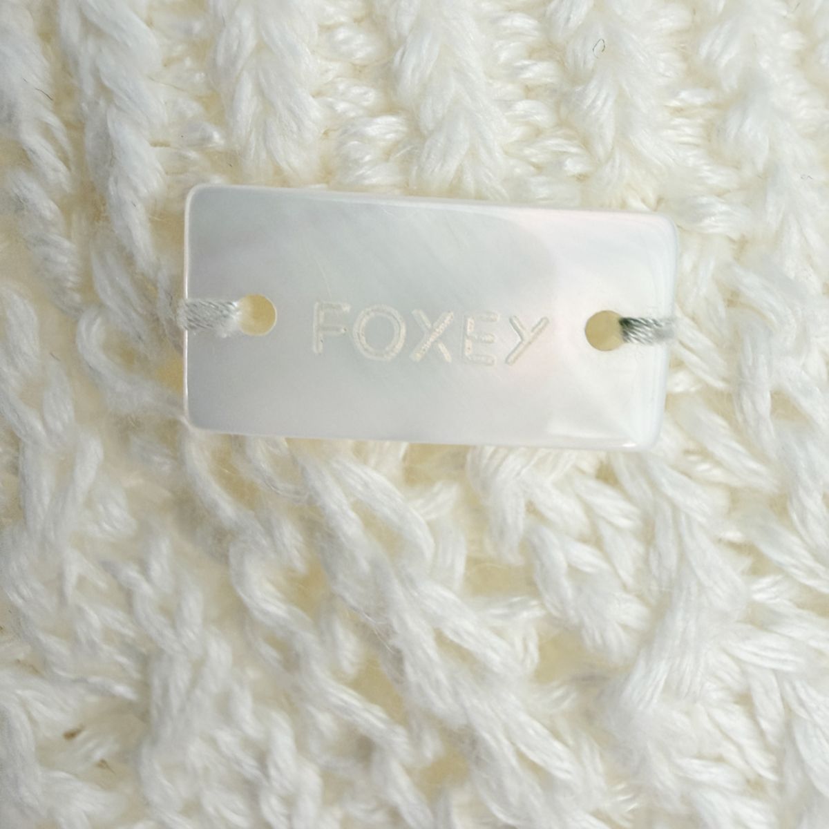 【新品同様の美しさ / 上質リネン（麻）100％をまとって 高級の肌触りを】FOXEY BOUTIQUE 42611 / フォクシーブティック F フリーサイズ アイボリー ケーブル×リブ編み ロングカーディガン 通勤 旅行 リゾート