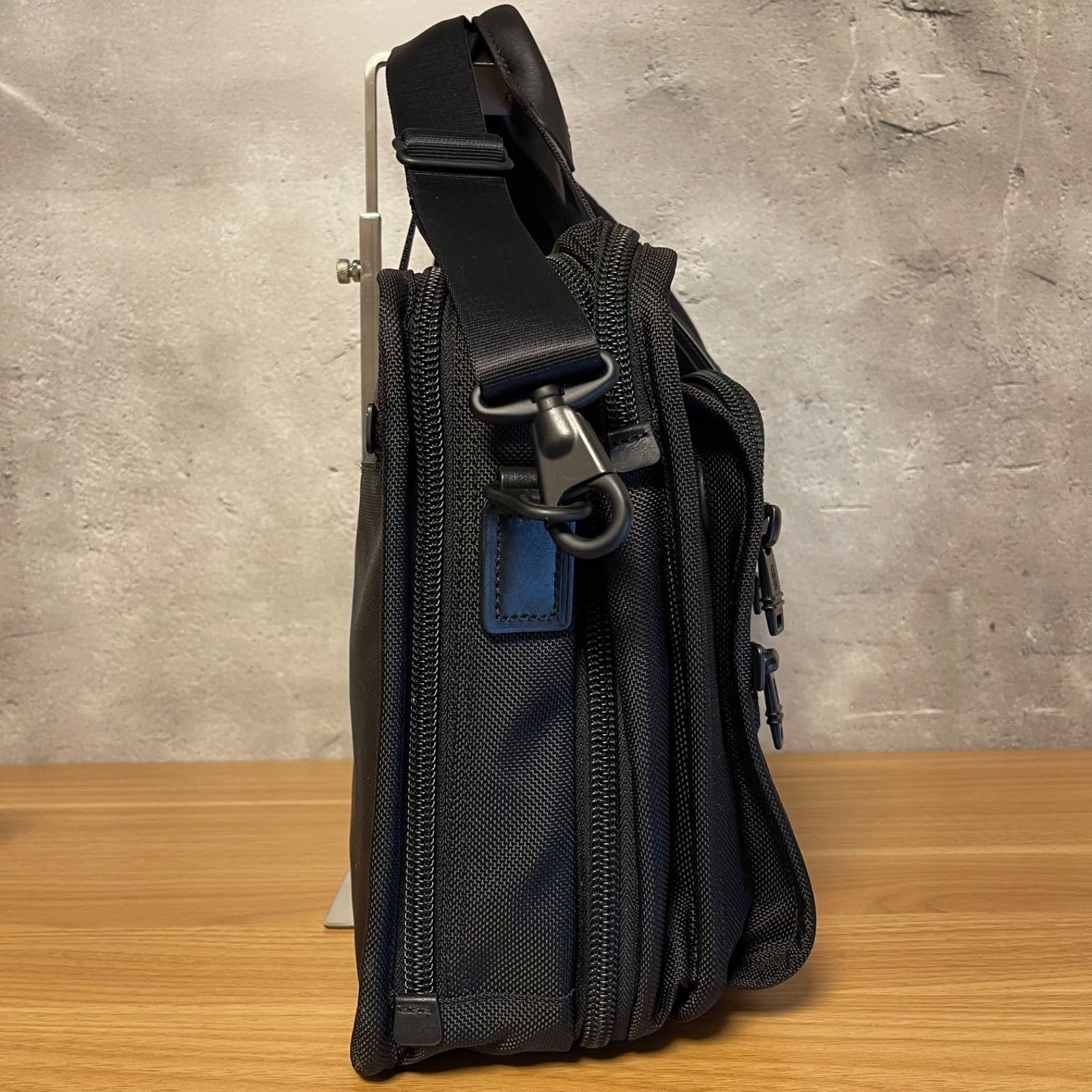 美品　TUMI ブリーフケース　まち有り ✨美品 TUMI エクスパンダブル 2WAYブリーフケース ポーチ付き Green
