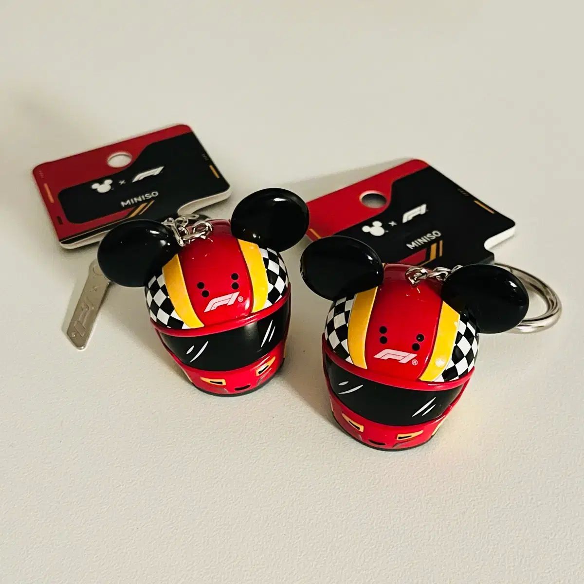 上海 MINISO F ONE ヘルメットキーホルダー F1 ミッキーマウス
