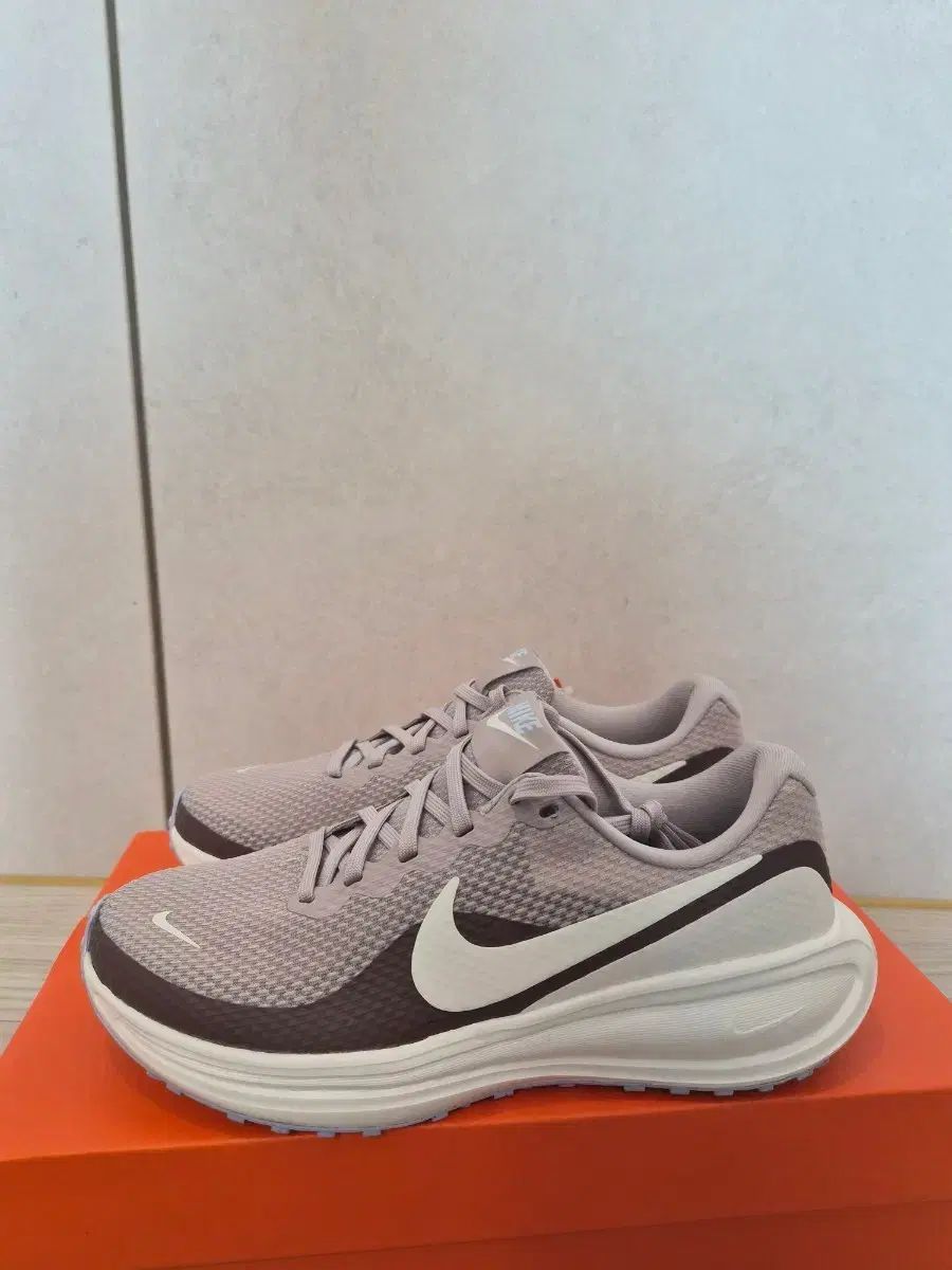新品)新品 NIKE Revolution Heart 8 レディース ランニングシューズ 235mm