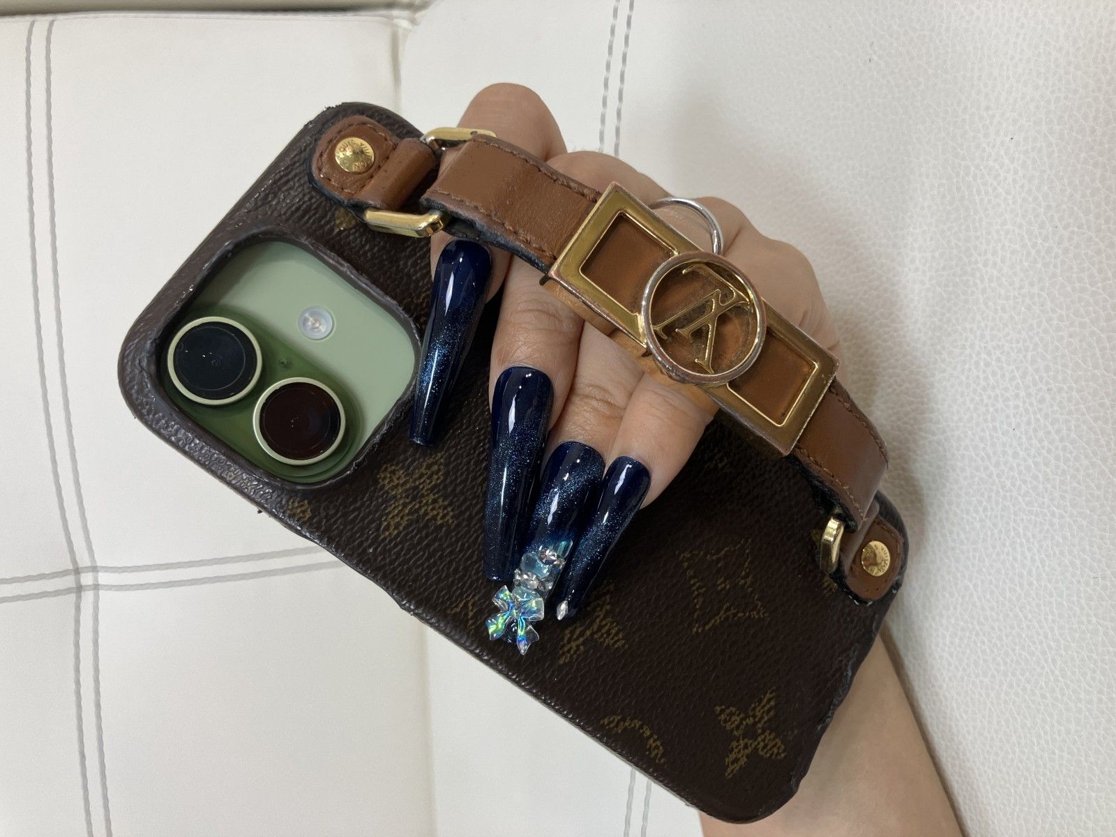 ルイヴィトン iPhone13 13Pro ケース モノグラム LV ハンドストラップ付き iPhone14 15 16 17 Pro装着可能性あり スマホケース ゴールド金具