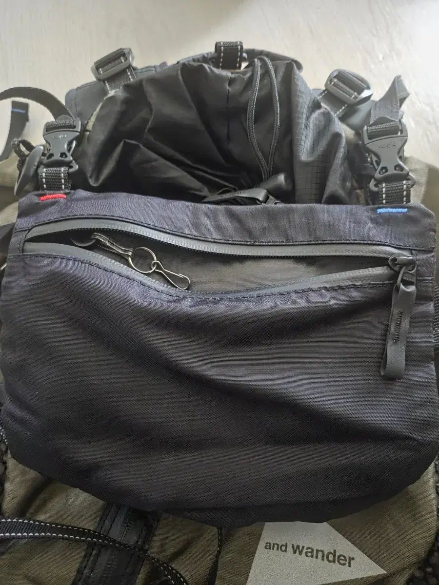 アンドワンダー バックパック 30L カーキ