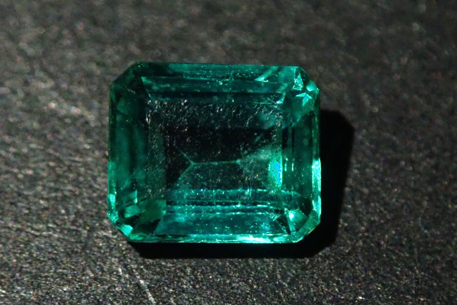 天然エメラルド　0.29ct 約3×4mm