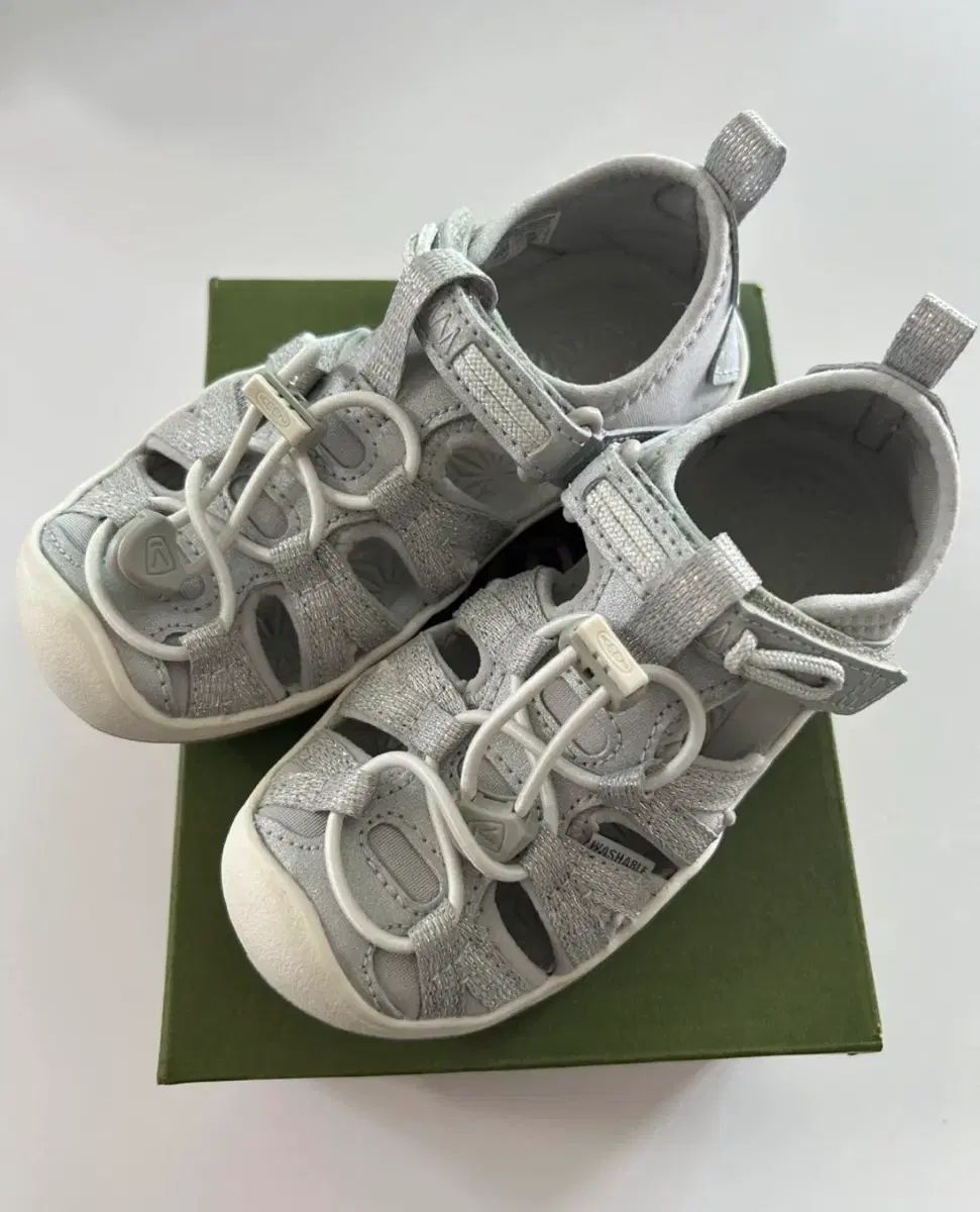 新品)キーン(KEEN) モクシー(Moxie) シルバー サンダル 160