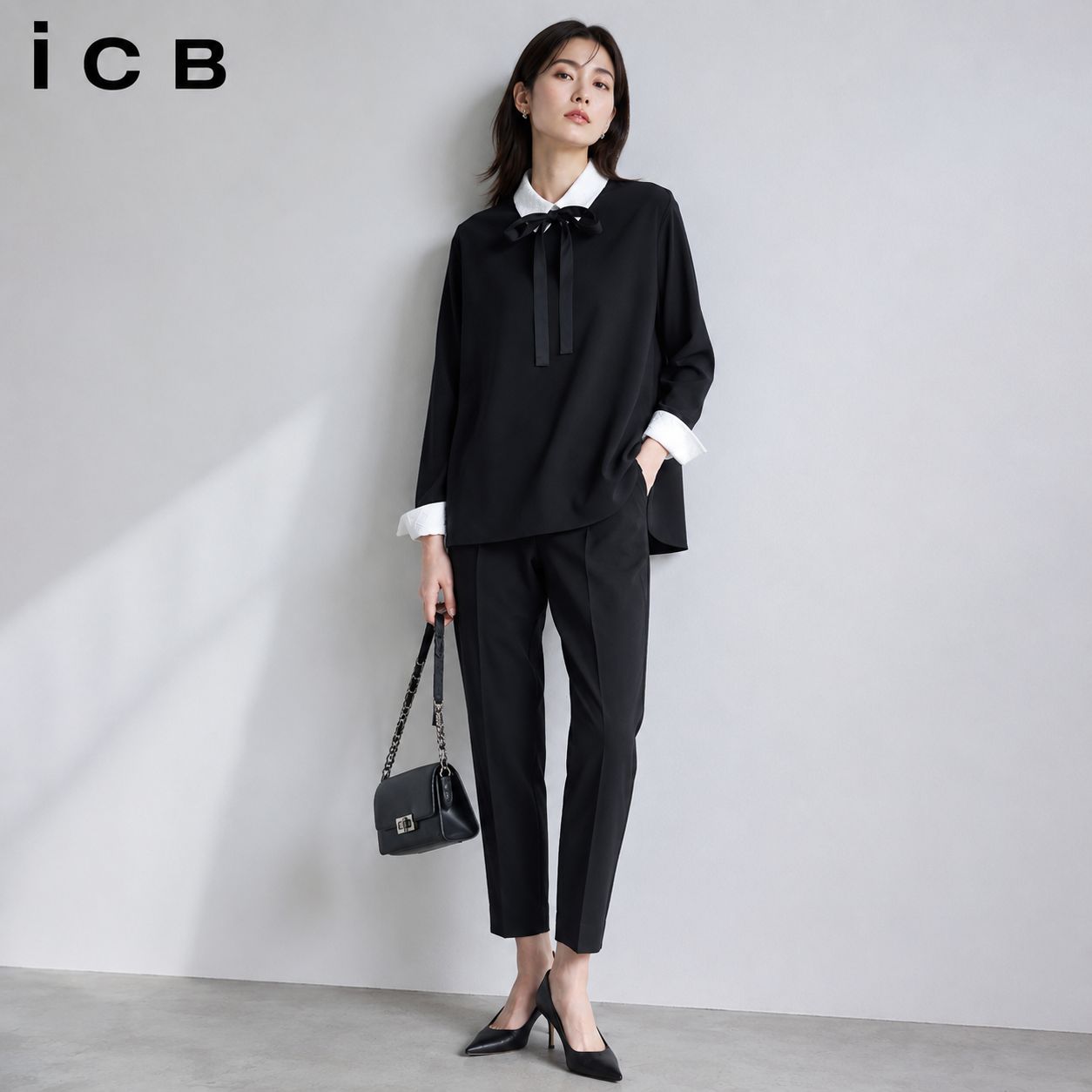 【新品 未使用】【希少 2025年WEB限定カラー】iCB /マラボーテWジョーゼット ボウタイ付き シャツカラートップス XS「Sサイズ（7号）相当」 ブラック×レース襟 取り外し シワになりにくい