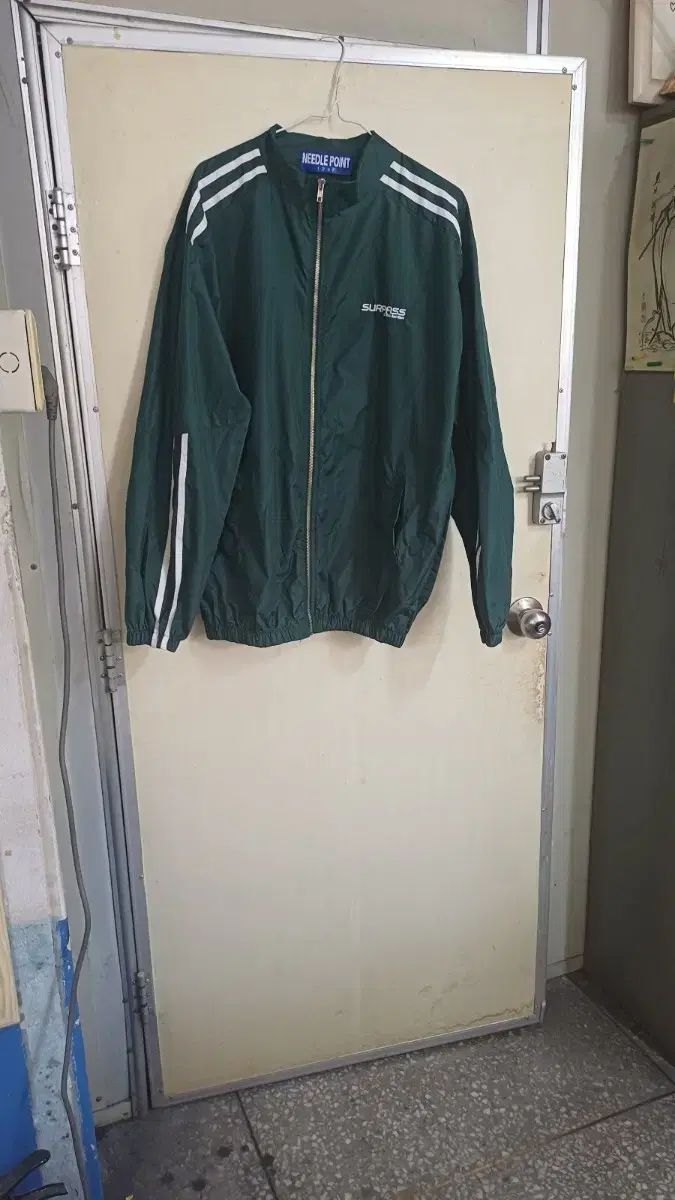 ポイントメンズウィンドブレーカー 新品 105サイズ