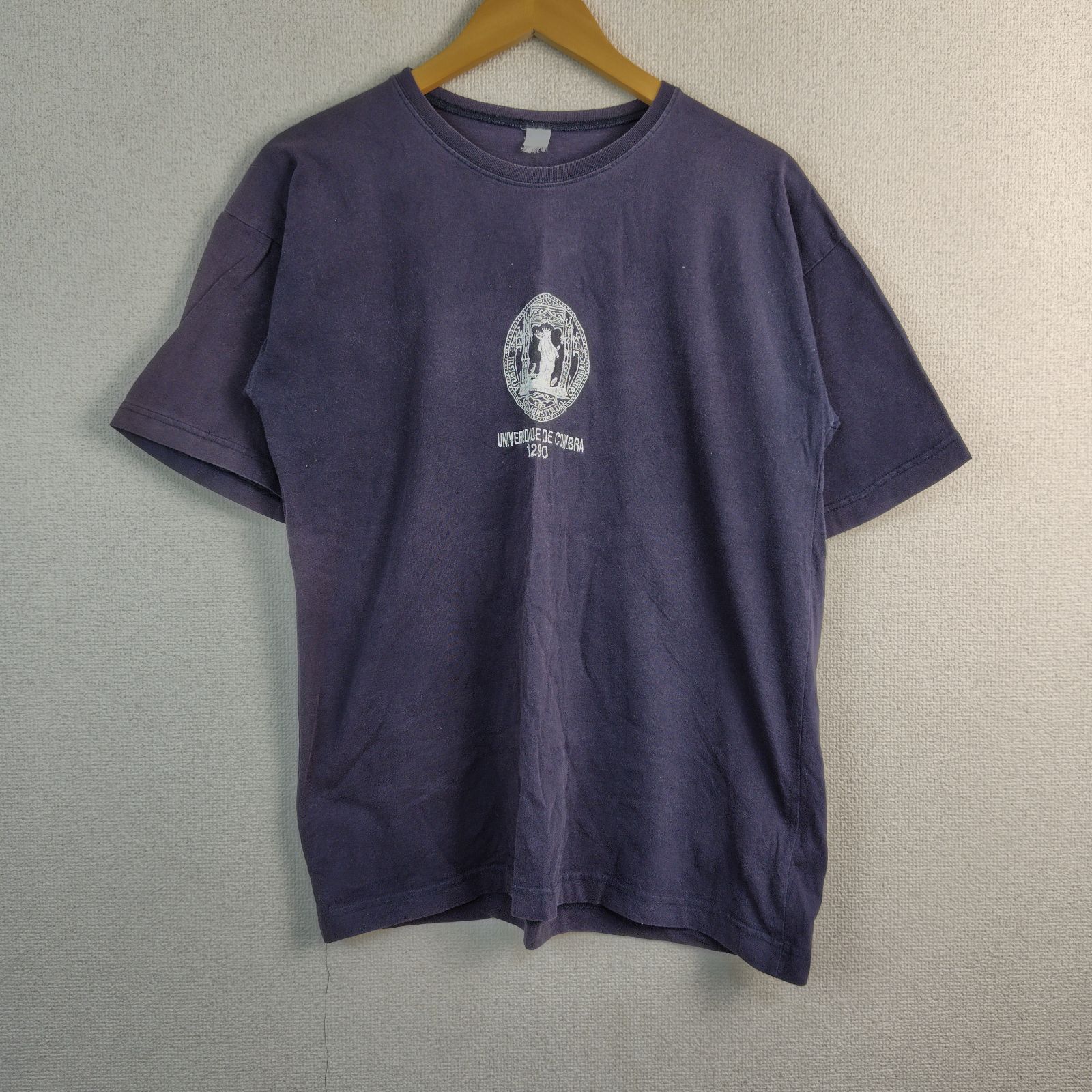 UNIVERSIDADE DE COIMBRA コインブラ大学 カレッジTシャツ 紋章プリント ネイビー メンズ 古着 アメカジ シンプル