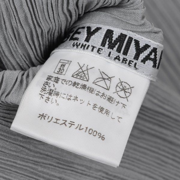 イッセイミヤケISSEY MIYAKE サークルエンボスネックデザインプリーツ