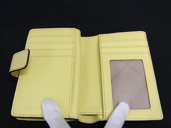 ■美品■ MICHAEL KORS マイケルコース PVC 二つ折り 財布 ウォレット カード入れ 小銭入れ ホワイト系×イエロー系 DN2068 ■美品■ MICHAEL KORS マイケルコース PVC 二つ折り 財布 ウォレット カード入れ 小銭入れ ホワイト系×イエロー系 DN2068