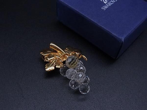 ■美品■ SWAROVSKI スワロフスキー グレープ ぶどう 葡萄 ピンブローチ ピンバッジ アクセサリー ゴールド系×クリア DM8268