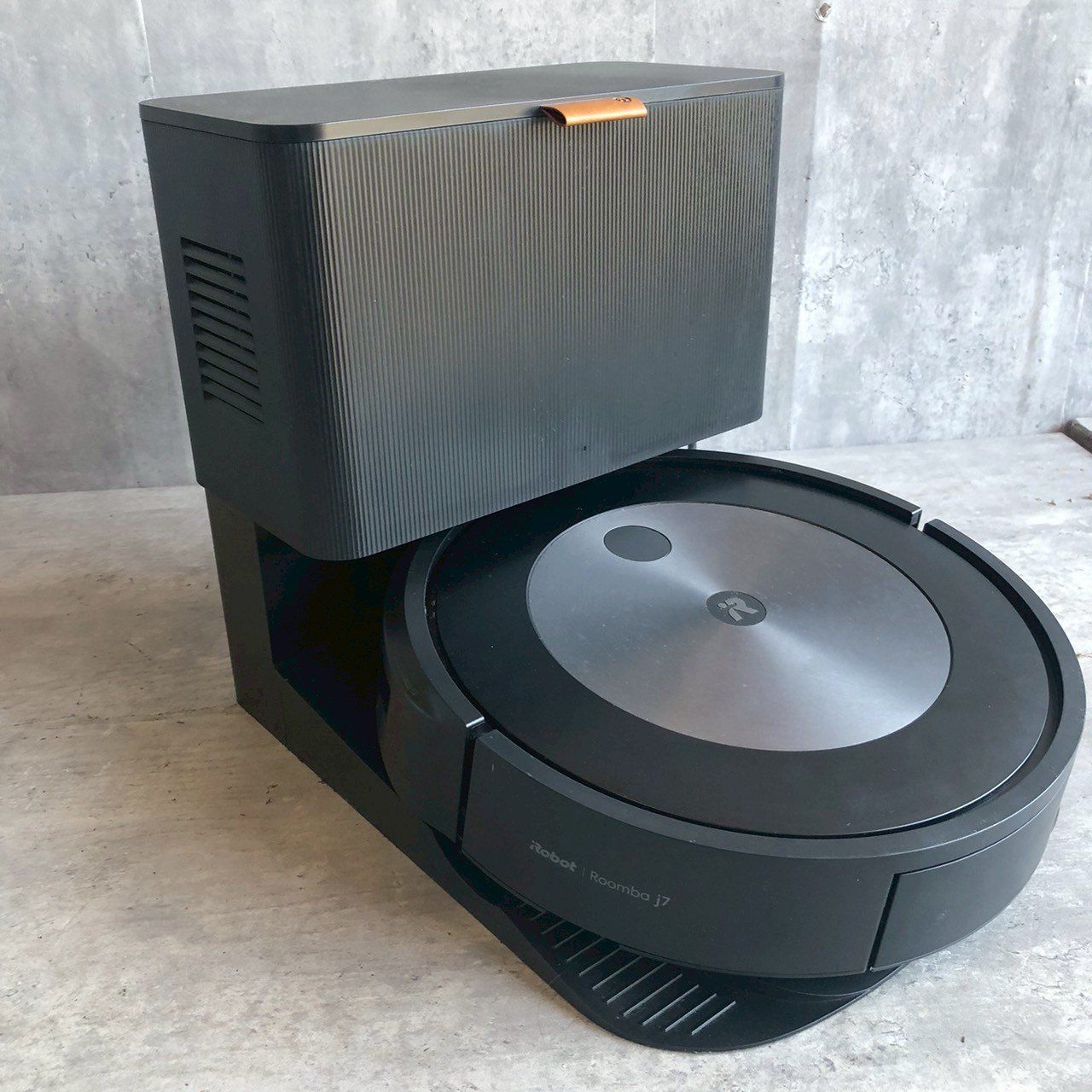 iRobot Roomba j7 本体 充電ドック付き 美品】iRobot ルンバ j7 ロボット掃除機 本体 充電ドック付き - メルカリ